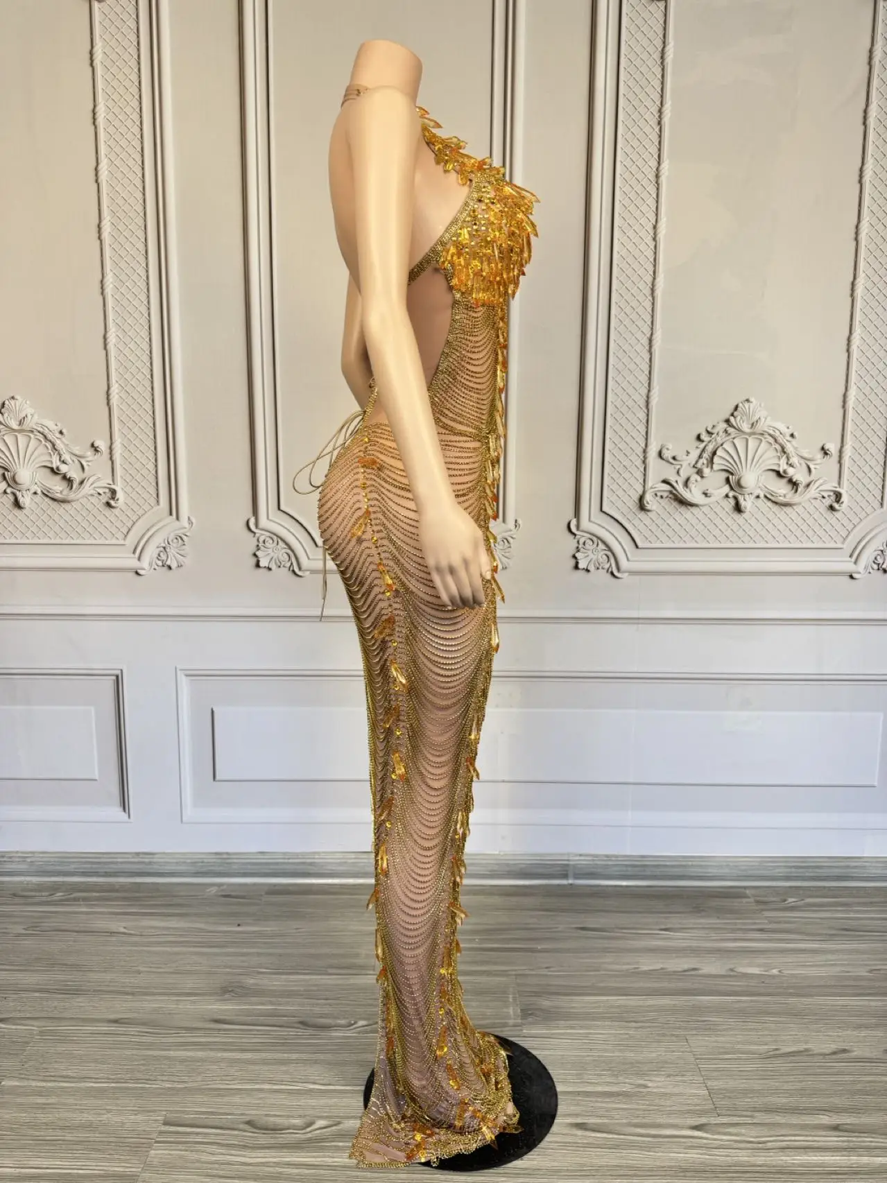 Luksusowa, ekskluzywna, błyszcząca suknia wieczorowa na studniówkę, urodziny, imprezę, sesję zdjęciową, zdobiona kryształkami, łańcuszkami z dżetów, seksowna suknia Ailisi