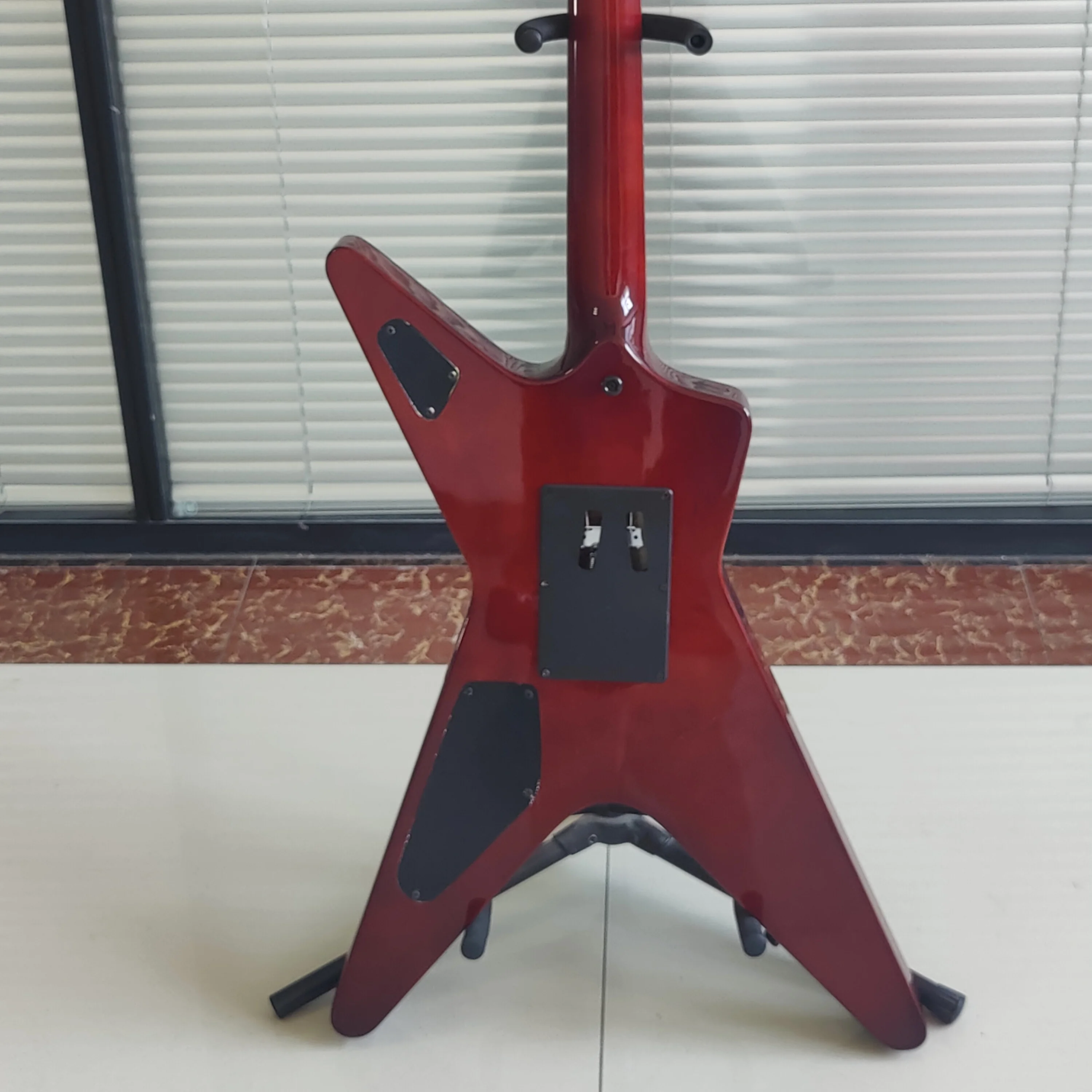 Green‑Yellow Burst Star V‑Shape Electric Guitar Flame Maple Top HH Pickups Double Locking Tremolo Metal Rock Guitar In Storck