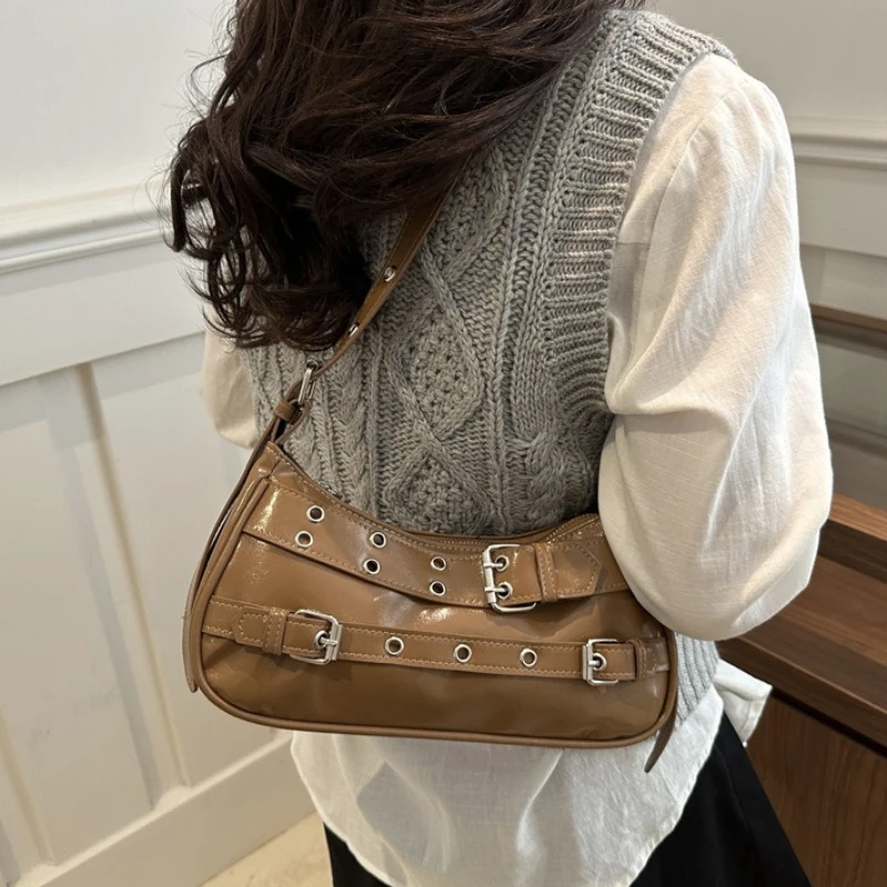 Schicke Y2K Damen-Unterarmtasche mit doppelter Gürtelschnalle, verstellbarem Riemen, trendige, punk-inspirierte Handtasche, für lässige Schultertasche. – Detail 3