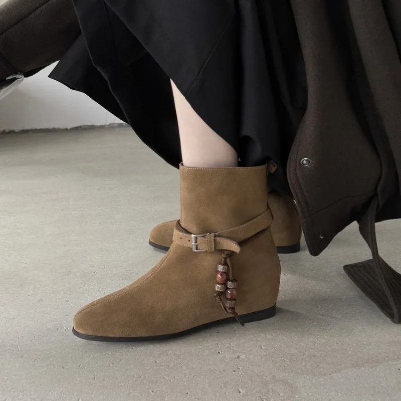 

Новые женские замшевые дизайнерские ботинки челси с кисточками, 2025 год, удобные короткие ботинки для ежедневного домашнего офиса и покупок на одну ногу