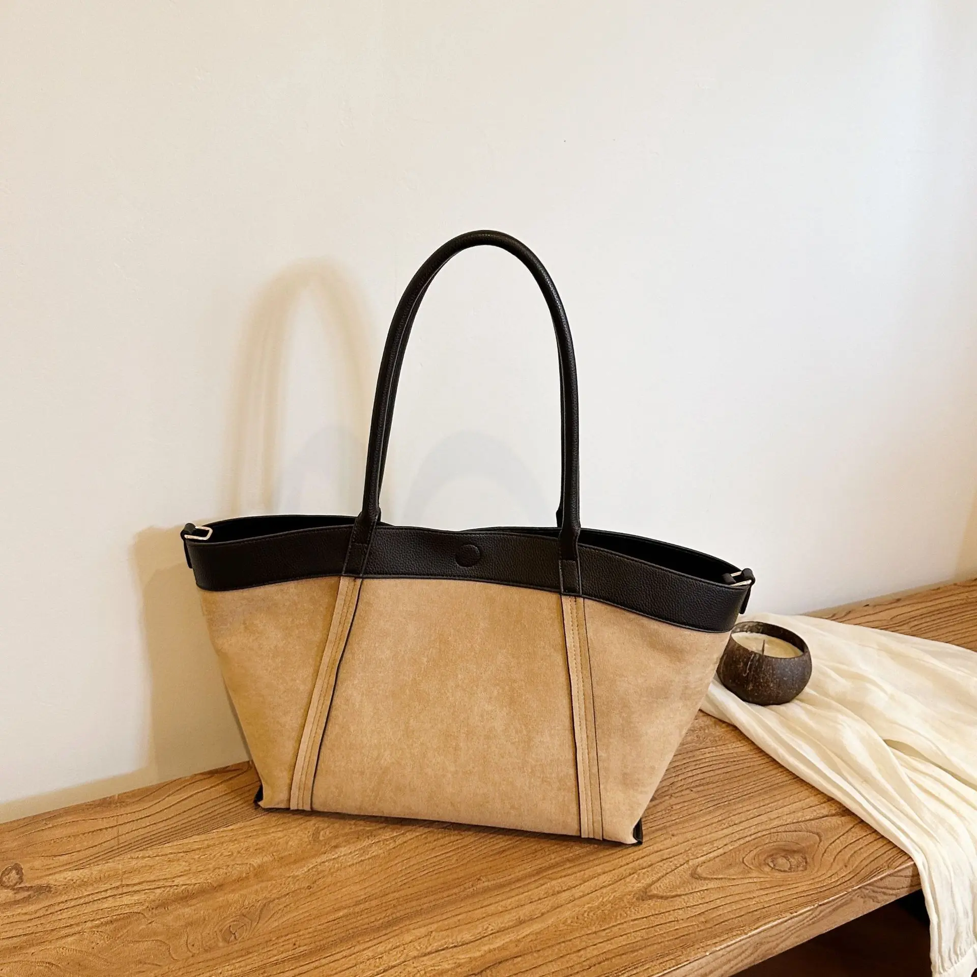 

2025 Spacious Tote Bag, Niche Shoulder Purse for Women, Minimalist Crossbody, Versatile Day to Night Bag, Textured Sling Bag