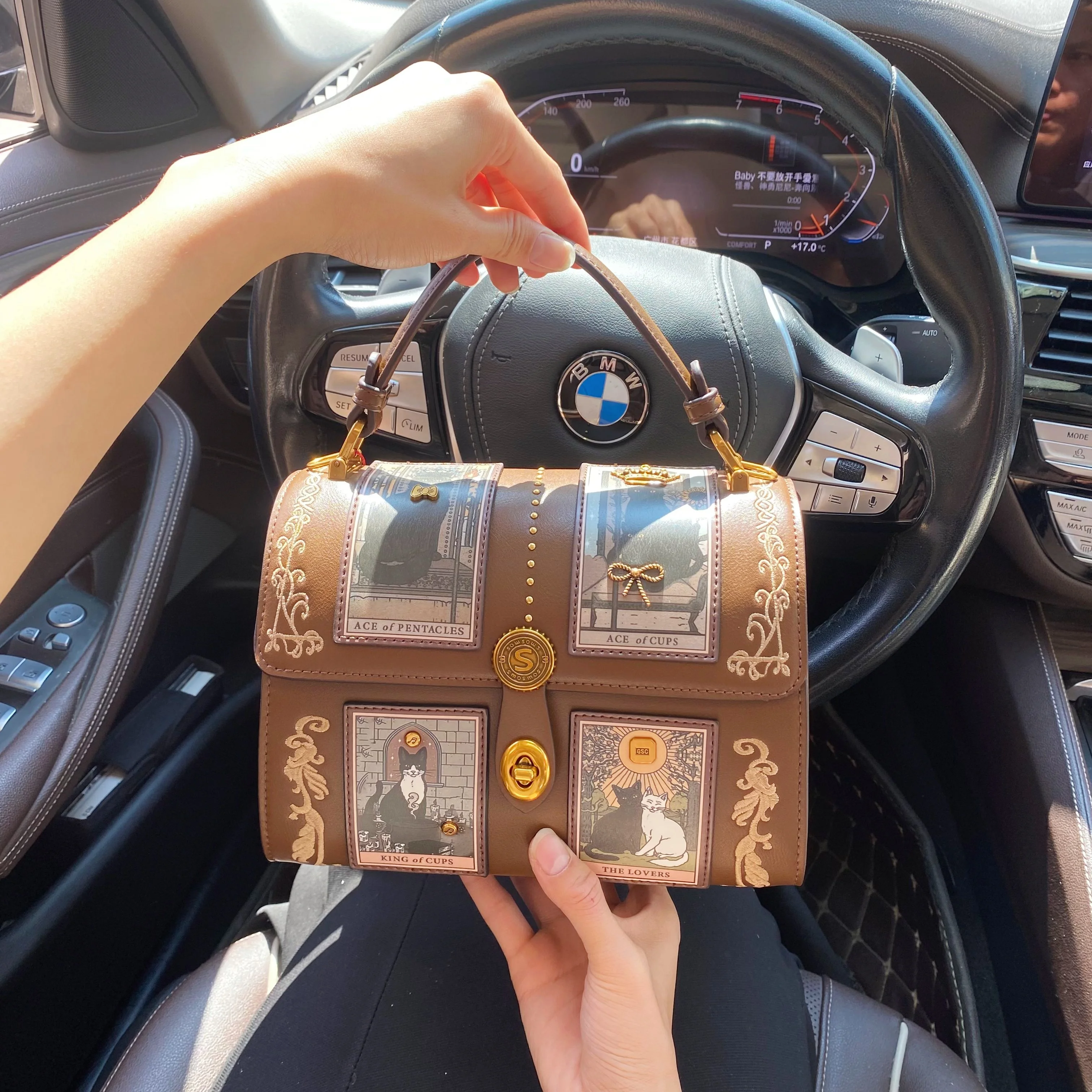 

Vintage and Classic Handheld Boston Bag with Delicate Embroidery and High Quality Rivet Women's New Fashion Single Shoulder Bag