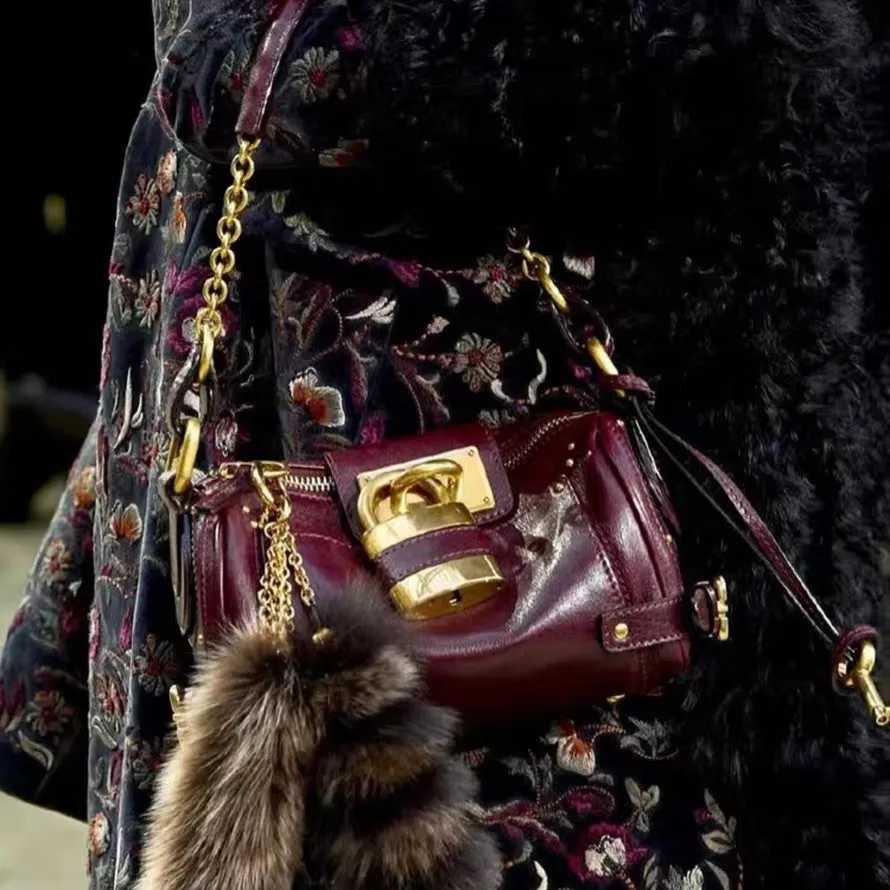 

Vintage Lock Buckle Designer Tote Bag Chains Women Shoulder Bags Punk Luxury Soft Pu Leather Underarm Bag Trend City Sac 2025