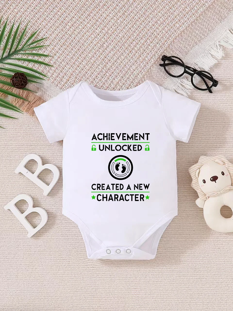 Baby short-sleeved triangle bodysuit, fun letter print, button design, easy to care for, suitable for new parents.