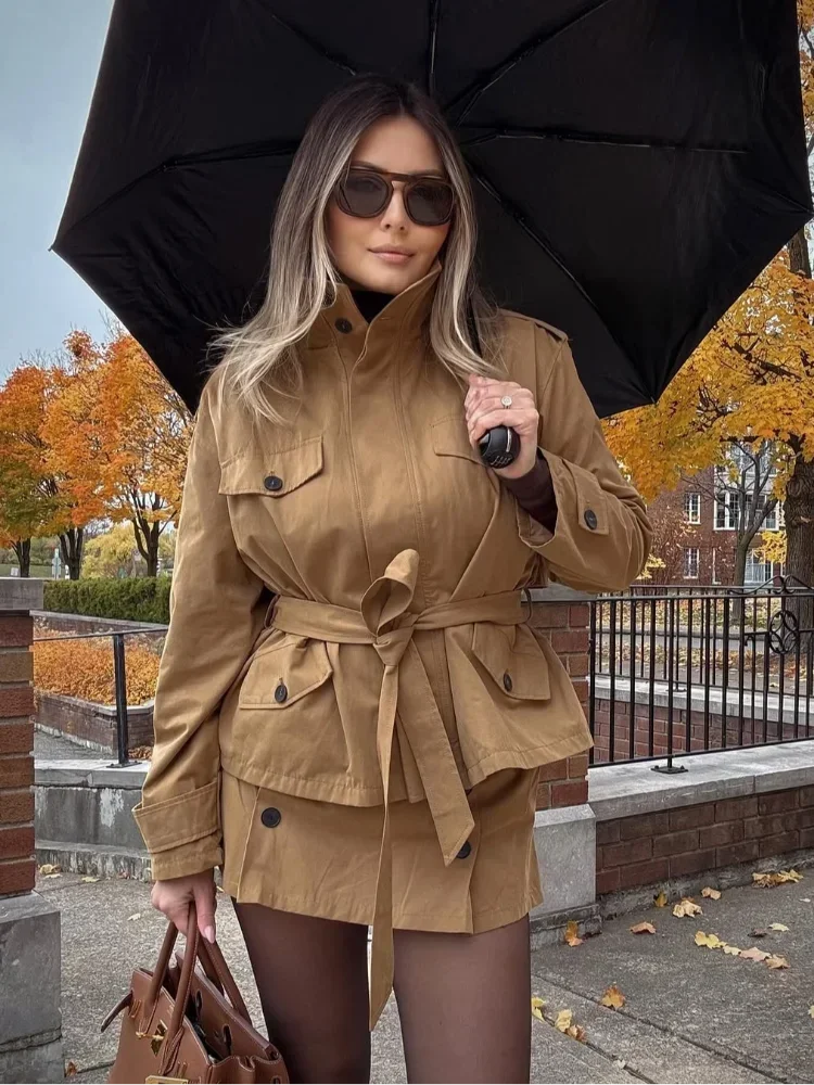 

Комплект для деловых поездок 2026: Элегантный ветрозащитный костюм с воротником-стойкой, однотонный тренч с длинными рукавами, шорты и карманами на шнуровке для женщин