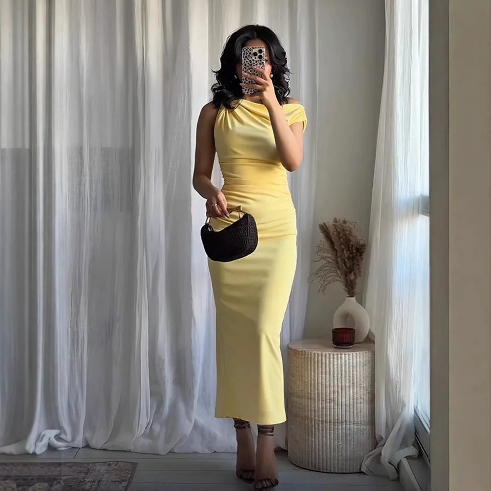 ชุดเดรสแขนกุดไหล่ลาดจีบหรูหราและเผ็ดของผู้หญิงพร้อมผ้าพันสะโพกและทรงเข้ารูปชุดเดรสยาวปานกลาง