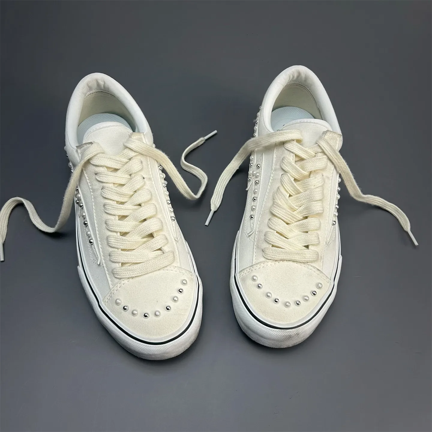Pearl Rivet Low-Top Sneakers, Lightning Design, Off-White Casual Shoes, Vintage Distressed Style, Unisex Couple Shoes
