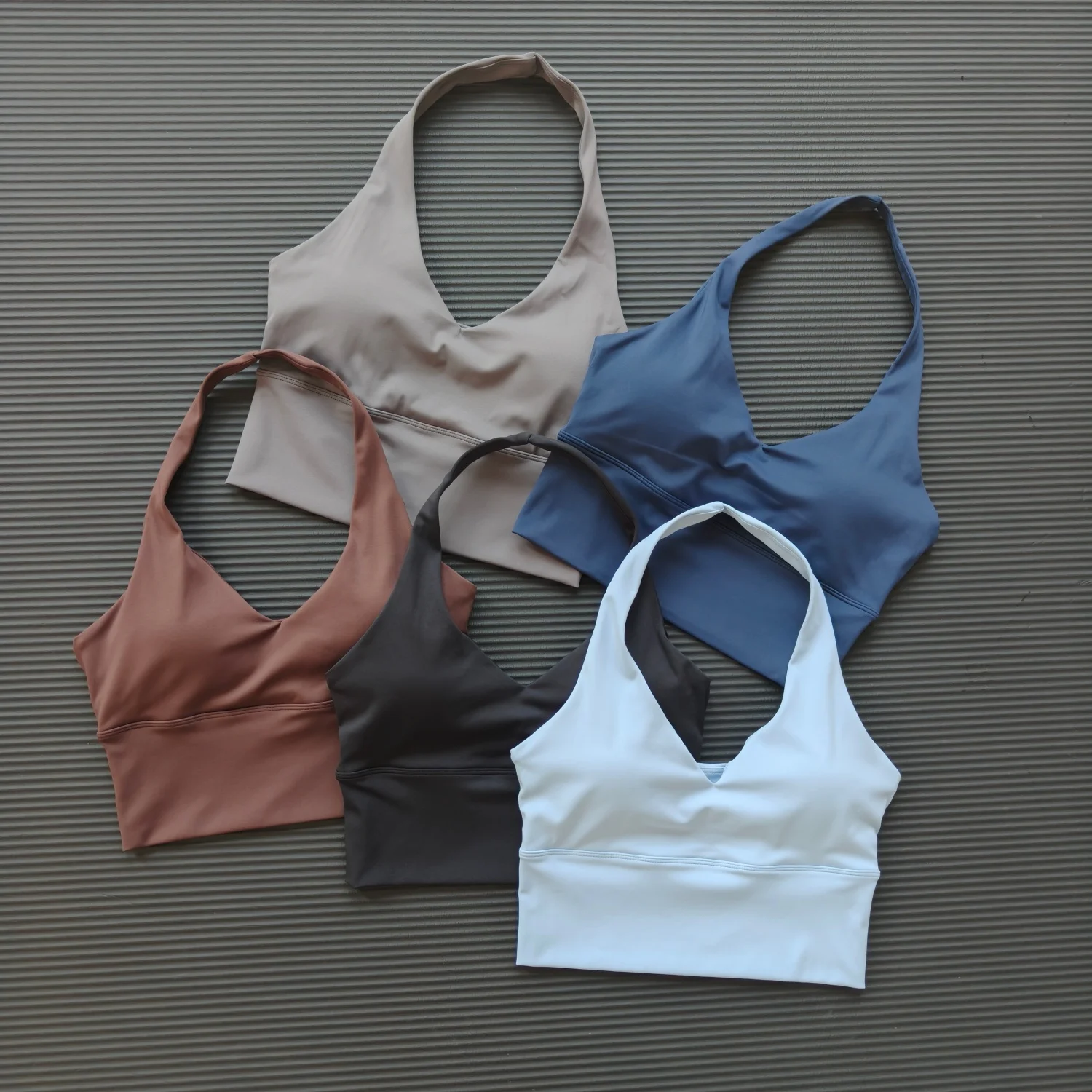Damen-Sport-BH mit V-Ausschnitt und Halterneck, ultra-elastisch, mit Polsterung, offenem Rücken, Fitness-Tanktop für Yoga, Workout und Activewear – Detail 10