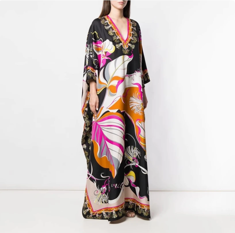 فستان مطبوع كلاسيكي غريب على الطراز الإندونيسي مع أكمام خفاش برقبة على شكل حرف V وتنورة طويلة فضفاضة بفتحة جانبية