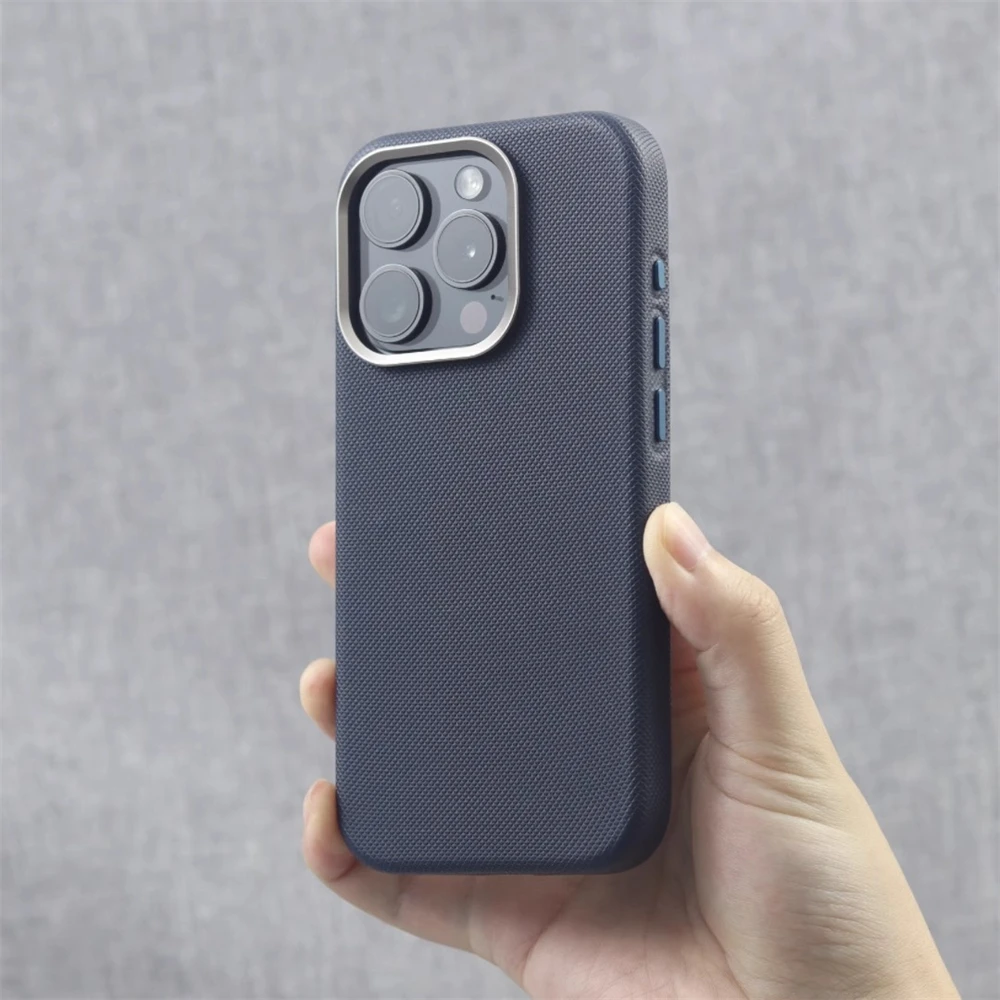 Luxuriöse Legierungs-Linsenrahmen-Hülle aus Partikel-PU-Leder mit Magnetfunktion für iPhone 18 17 16 Pro Max 15 14 13, kompatibel mit Magsafe kabelloser Ladefunktion.