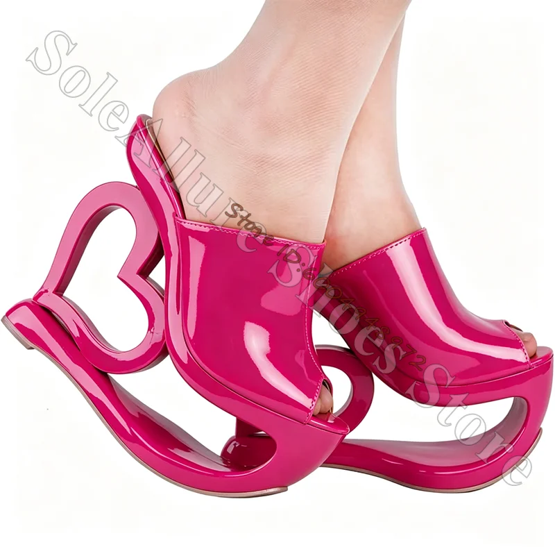 Immagine 7: Sandali Mule Unici in Pelle Verniciata con Zeppa Scultorea a Cuore Intagliato, Plateau e Cinturino Largo Singolo, Punta Aperta e Dettagli Cut-out