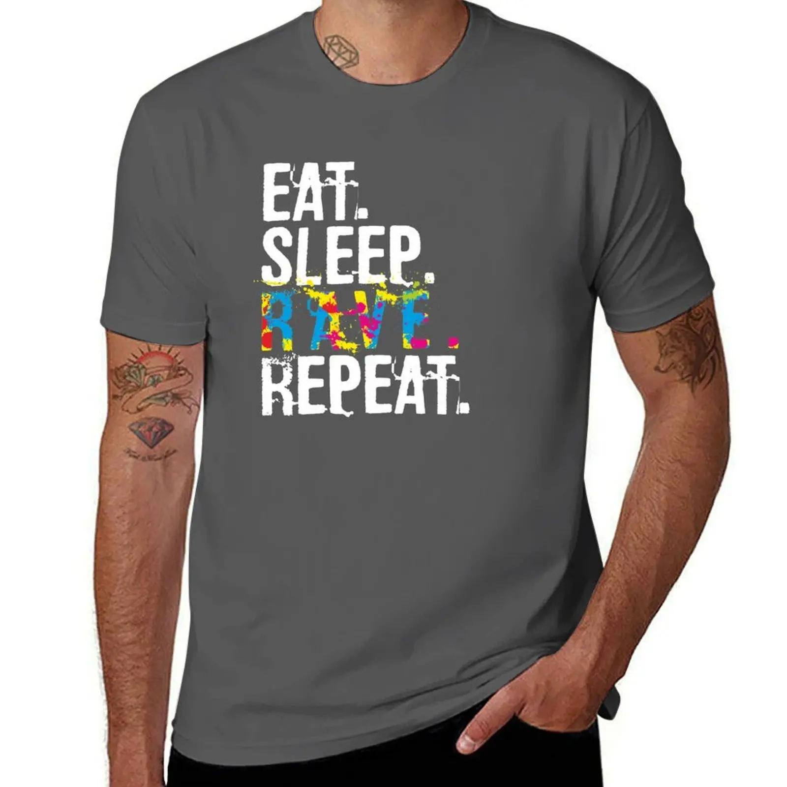 Футболка с современным принтом для любителей ярких вечеринок: Ешь, Спи, Праздничничай, Повторяй — подарок для любителей ярких вечеринок.