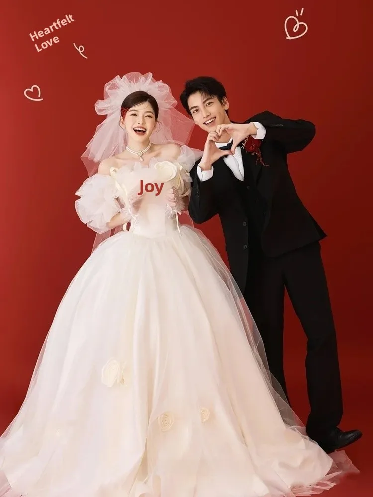 

Новое винтажное свадебное платье с одним плечом и шлейфом для фотосессий в студии, простое белое свадебное платье, сценический костюм для женщин