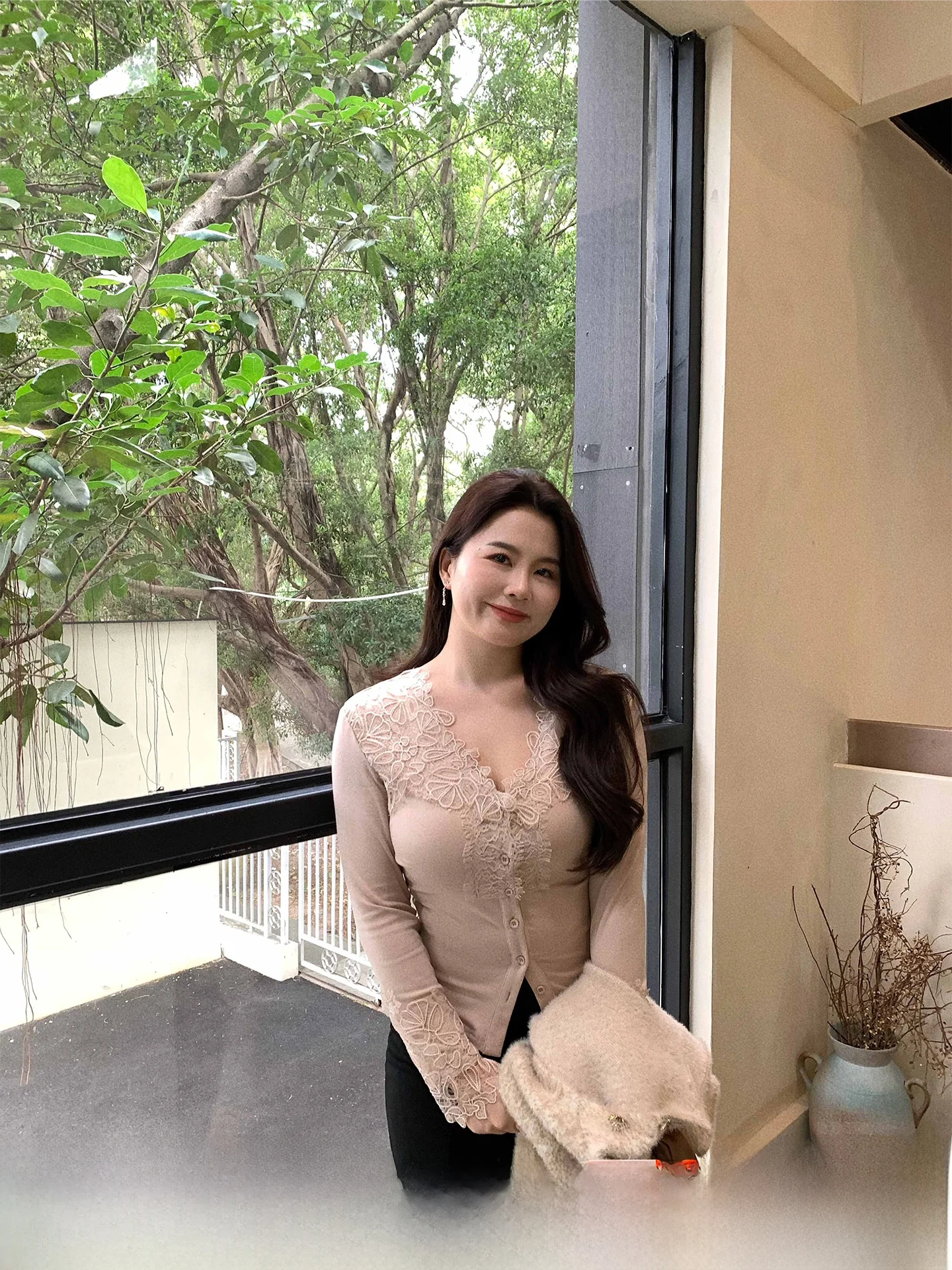 

Женская модная футболка ML Jasmine: Новинка зимы, вышивка, плотный кружевной топ с V-образным вырезом и длинными рукавами, коллекция Pure Desire