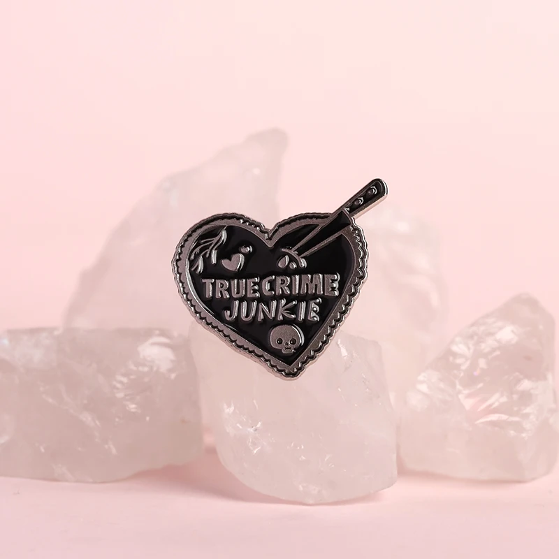 Alfileres esmaltados de JUNKIE de verdad y corazón de daga negra, broches de Metal de terror para Halloween, accesorios, insignia de solapa para mochila, regalo de joyería