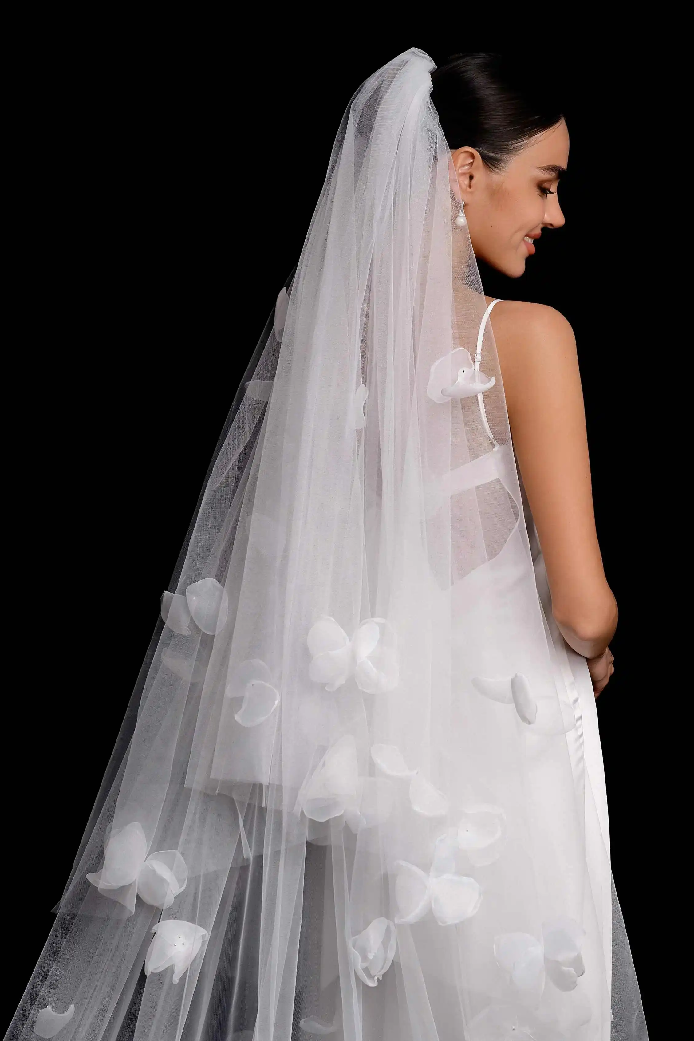Magnificent Bridal Veils 3M Long Cathedral Veils Two Layer 3D Appliques Lace With Comb Wedding Accessories Customized