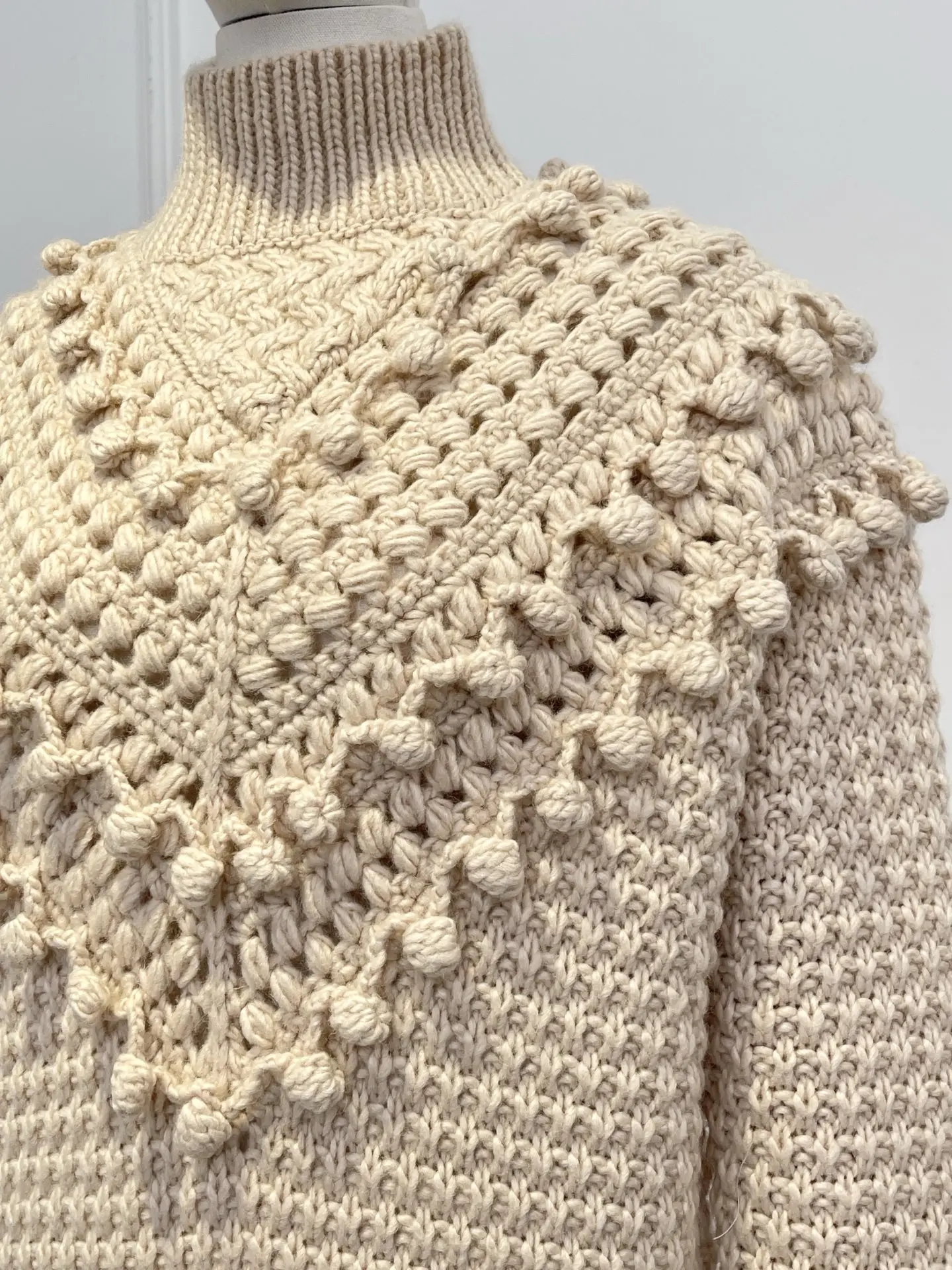 

2025 Новый модный бежевый свитер ручной вязки с длинным рукавом и крючком с высоким воротником, зимний