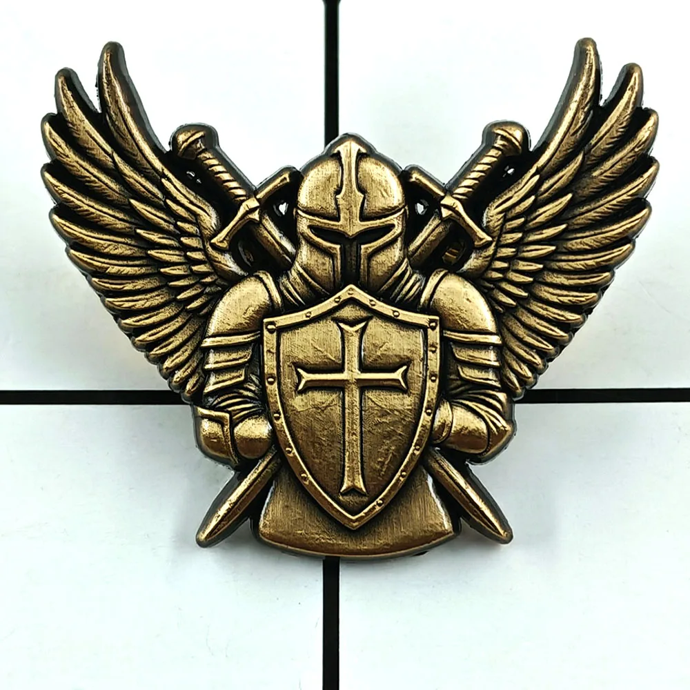 Goldene Engel-Ritter-Brosche Kreuz-Schild-Schutzabzeichen Goldene Rüstungsflügel Metall-Anstecknadel Glaubensdekoration Kragen-Anstecknadel Accessoire Geschenk