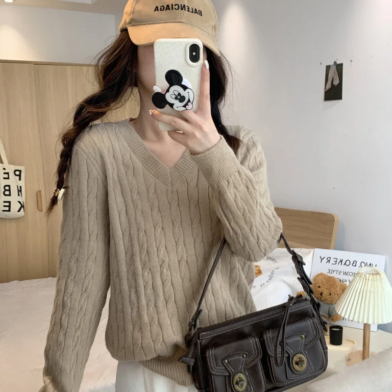 

Woven cashmere sweater women's new autumn and winter vintage sweater with V-neck pullover inside.