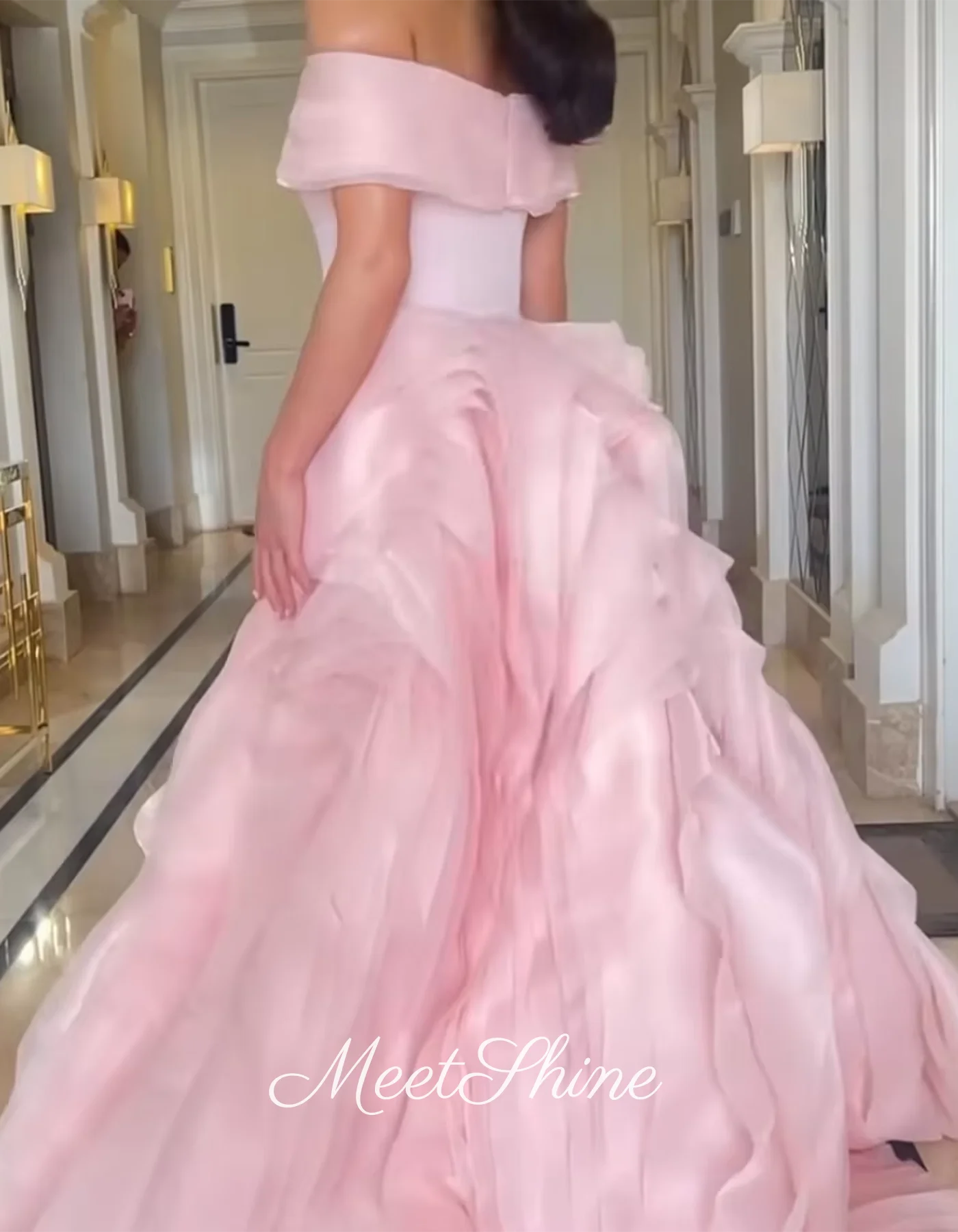 エレガントなピンクのチュールオフショルダーイブニングドレスシンプルなサテンマーメイドロングフロアレングスプロムドレスフォーマルオケージョンドレスカスタマイズ