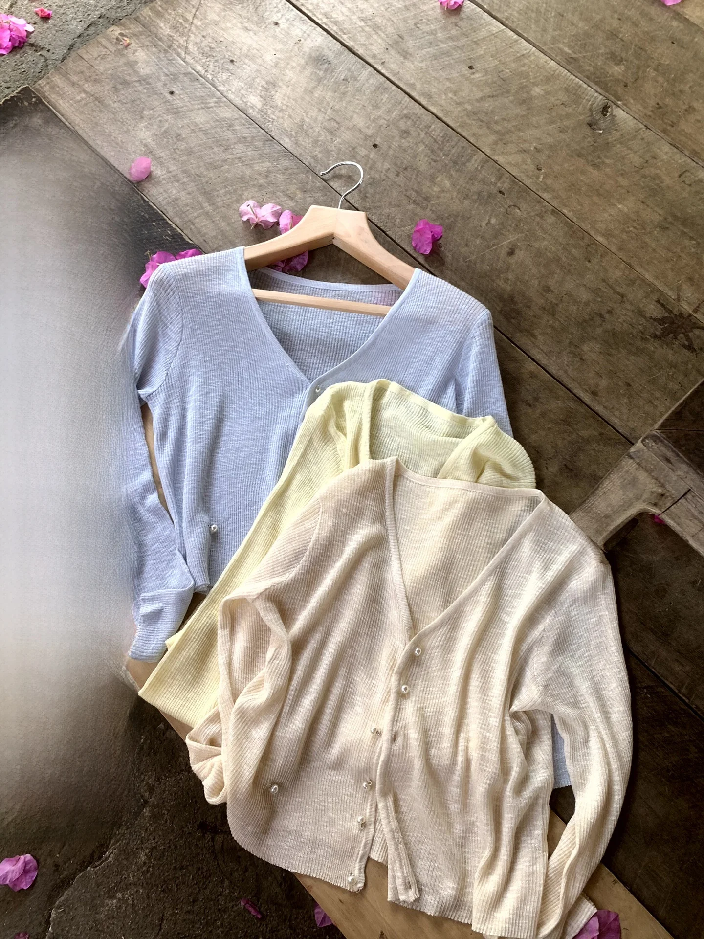 

Дышащий вязаный кардиган с длинными рукавами, приятный для кожи, весна-лето, новый стиль, мягкий V-образный вырез, корейский свободный крой, стандартная плотность.