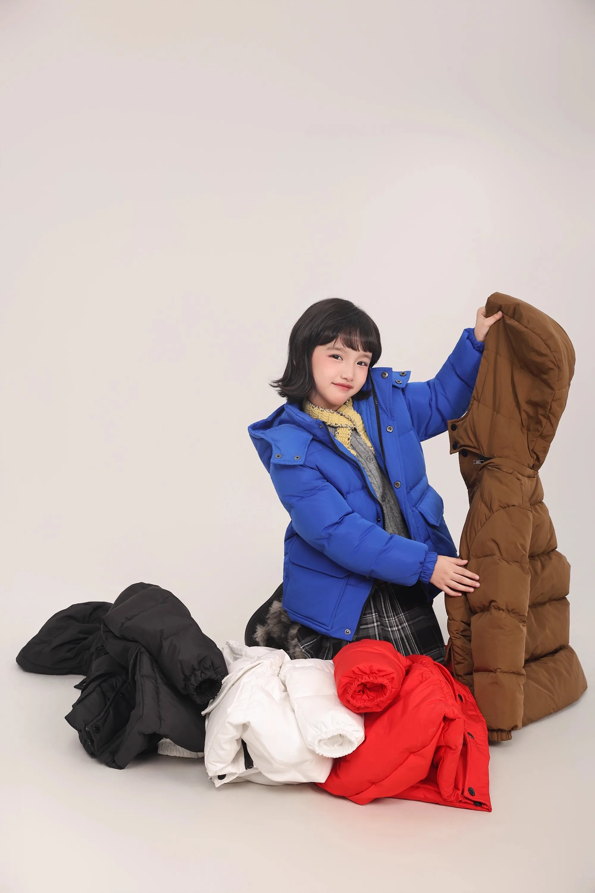 Kinder-Daunenjacke mit 90% Weißer Entendaune, Braune Kapuze, Mittellange Daunenjacke mit Großen Taschen, Dicke Warme Winteroberbekleidung für Mädchen A4853 – Detail 3
