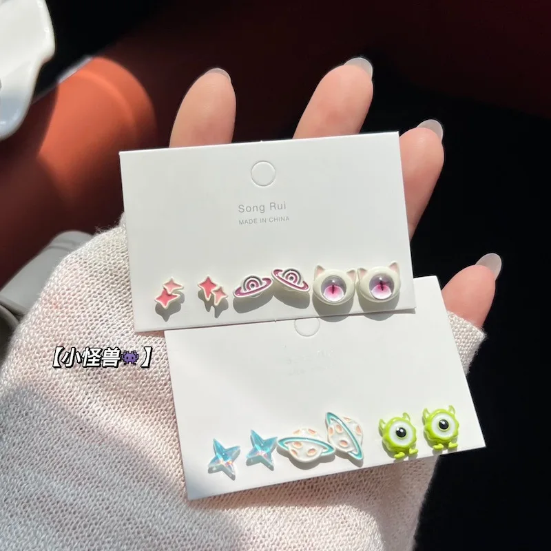 Juego de pendientes geométricos de Metal para mujer y niña, aretes coloridos de dibujos animados, pequeño monstruo, Planeta, regalo para niñas, 6 piezas por juego