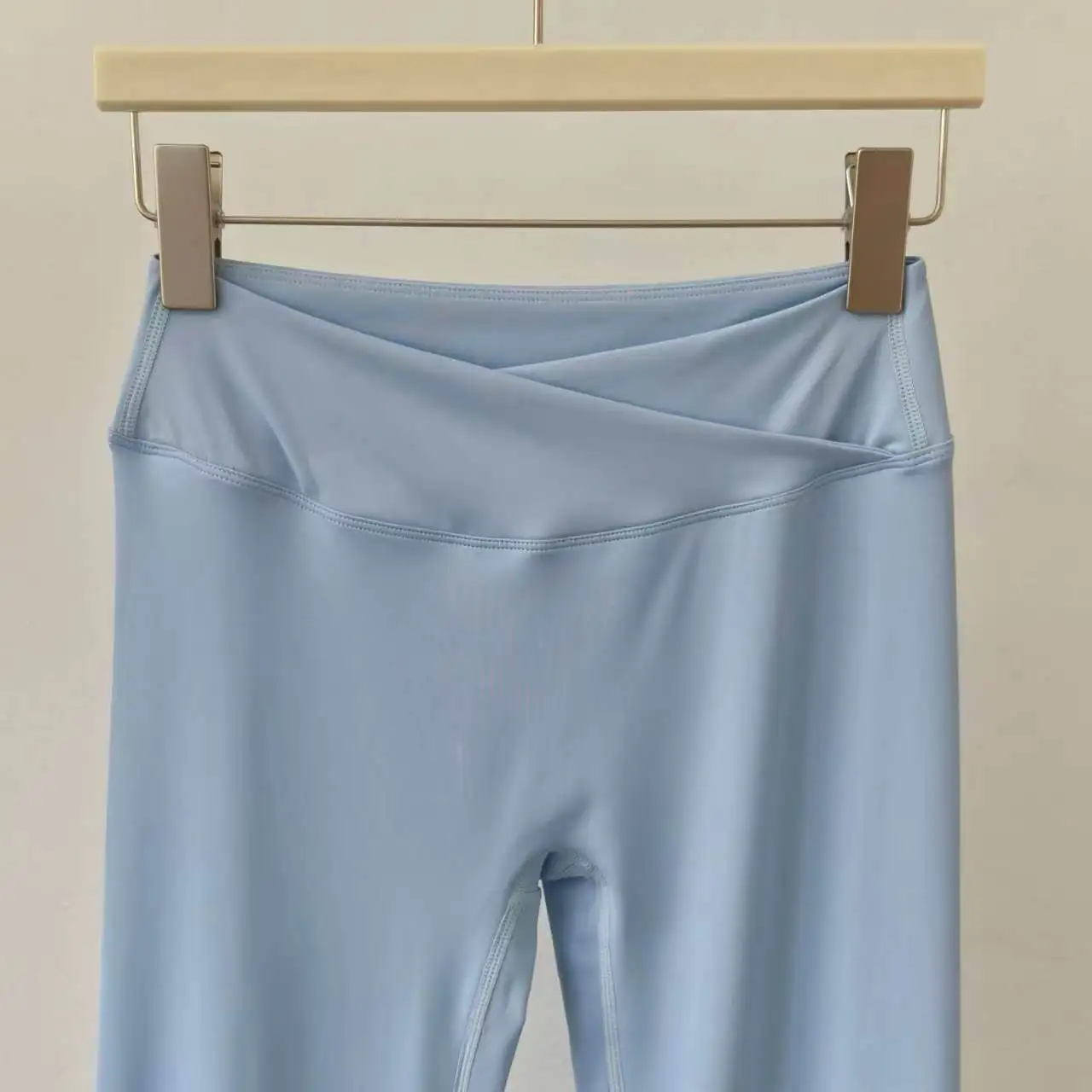 Yoga-Bekleidung Boot-Cut-Leggings für Damen mit Kreuzbund, Sexy Plissierte Peach-Butt-Schlaghose, Schnelltrocknende Pilates-Fitnesshose – Detail 8