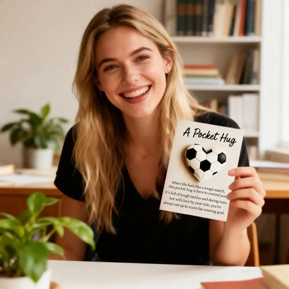 كرة القدم جيب عناق كرة القدم زخرفة مع بطاقة ملهمة دعم عاطفي جيب صغير عناق الهدايا لعشاق الرياضة