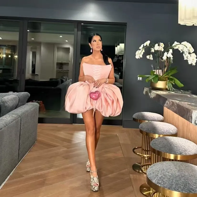 فساتين حفلات وردية أحمر الخدود للأزياء الراقصة مشد أمامي للنساء بدون حمالات بطول قصير بدون أكمام فساتين حفلات على شكل حرف A ثنيات