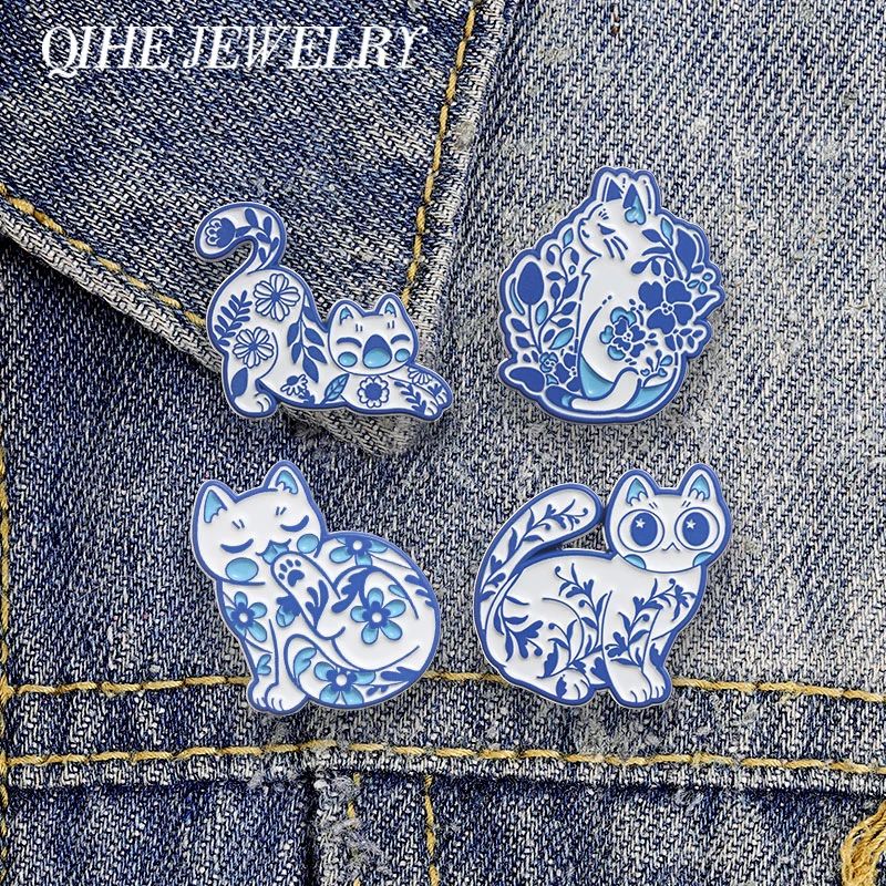 Blau-weiße mediterrane Blumen-Katzen-Emaille-Pin, Cartoon-Retro-Keramik-Kätzchen-Metallbrosche, Taschen-Reversnadel, Schmuckgeschenk für einen Freund