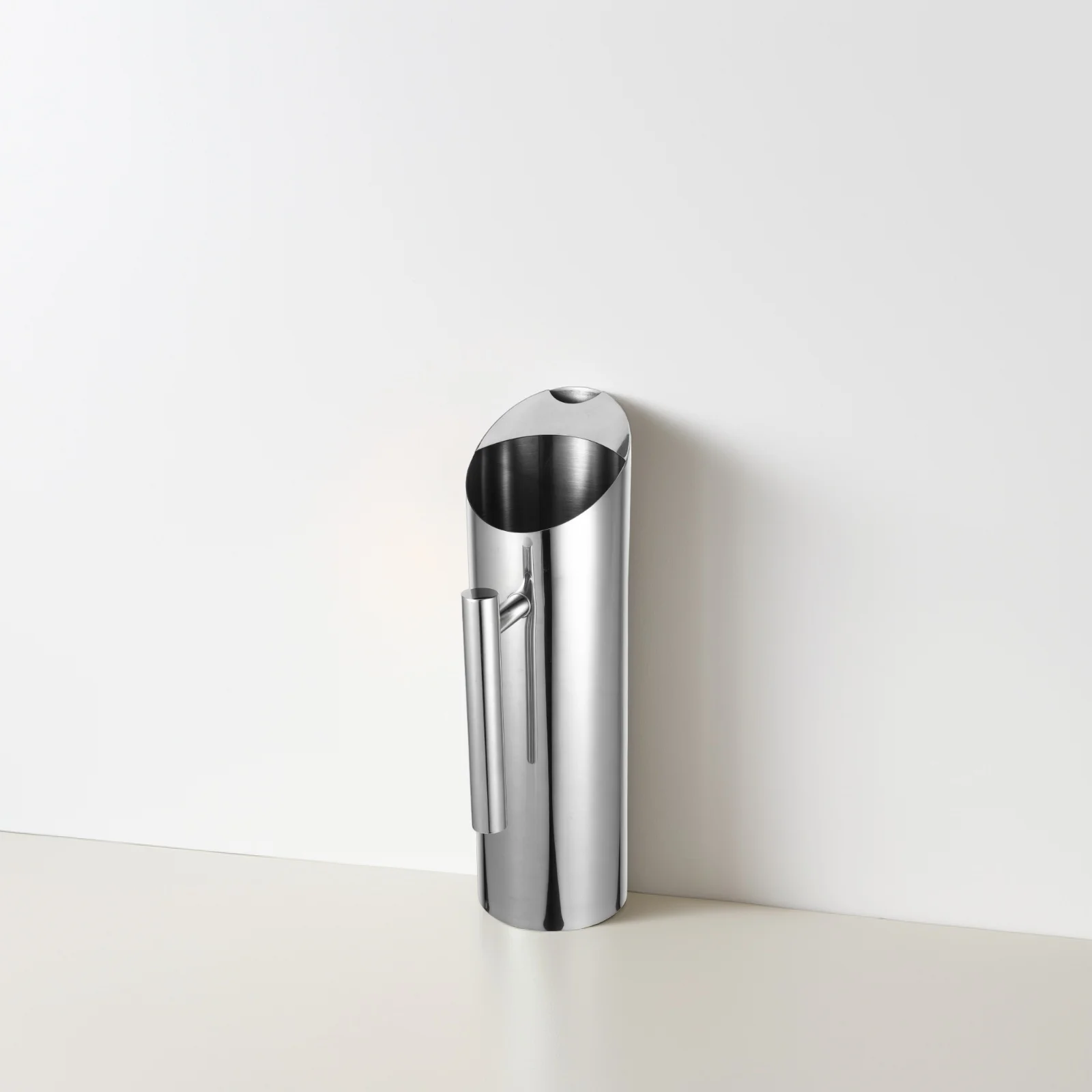 

Stainless Steel Juice Pitcher Sleek Design Cold Drinking Pitcher for Home Restaurant Bar Metal Water Jug for Tea Cocktails 1.5L