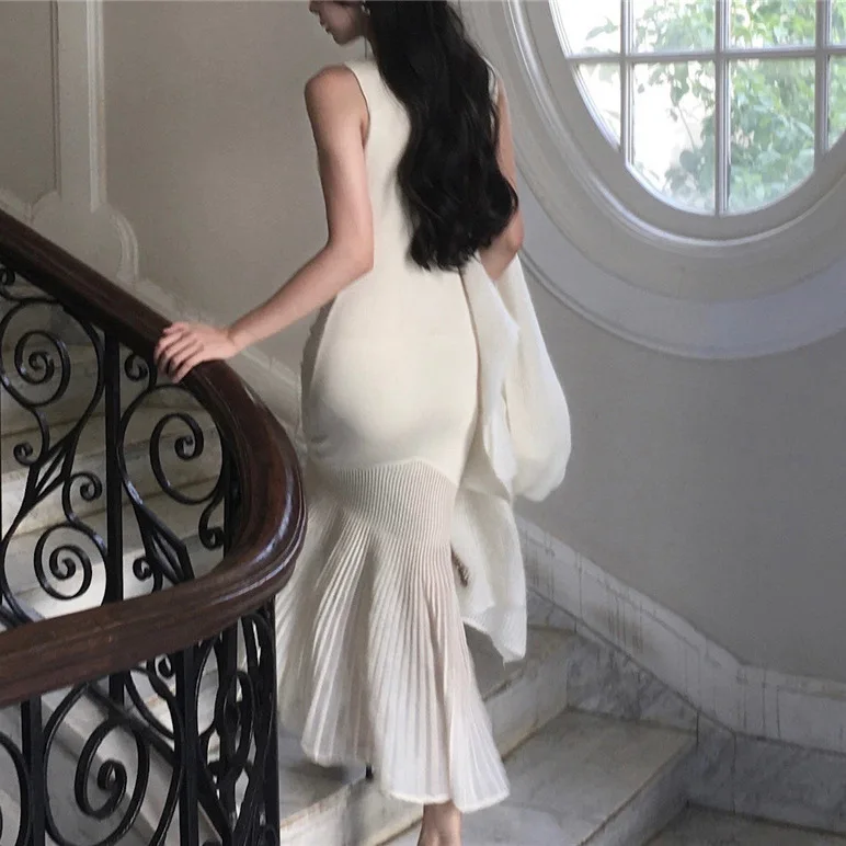 8003 Biała Sukienka Syrenka z Okrągłym Dekoltem, Warstwowa, z Dekoltem w Serek, Bez Rękawów, Podkreślająca Talię, z Jedwabiu Lodowego, Przezroczysta, z Organzy, z Elementami Patchworkowymi, Długa