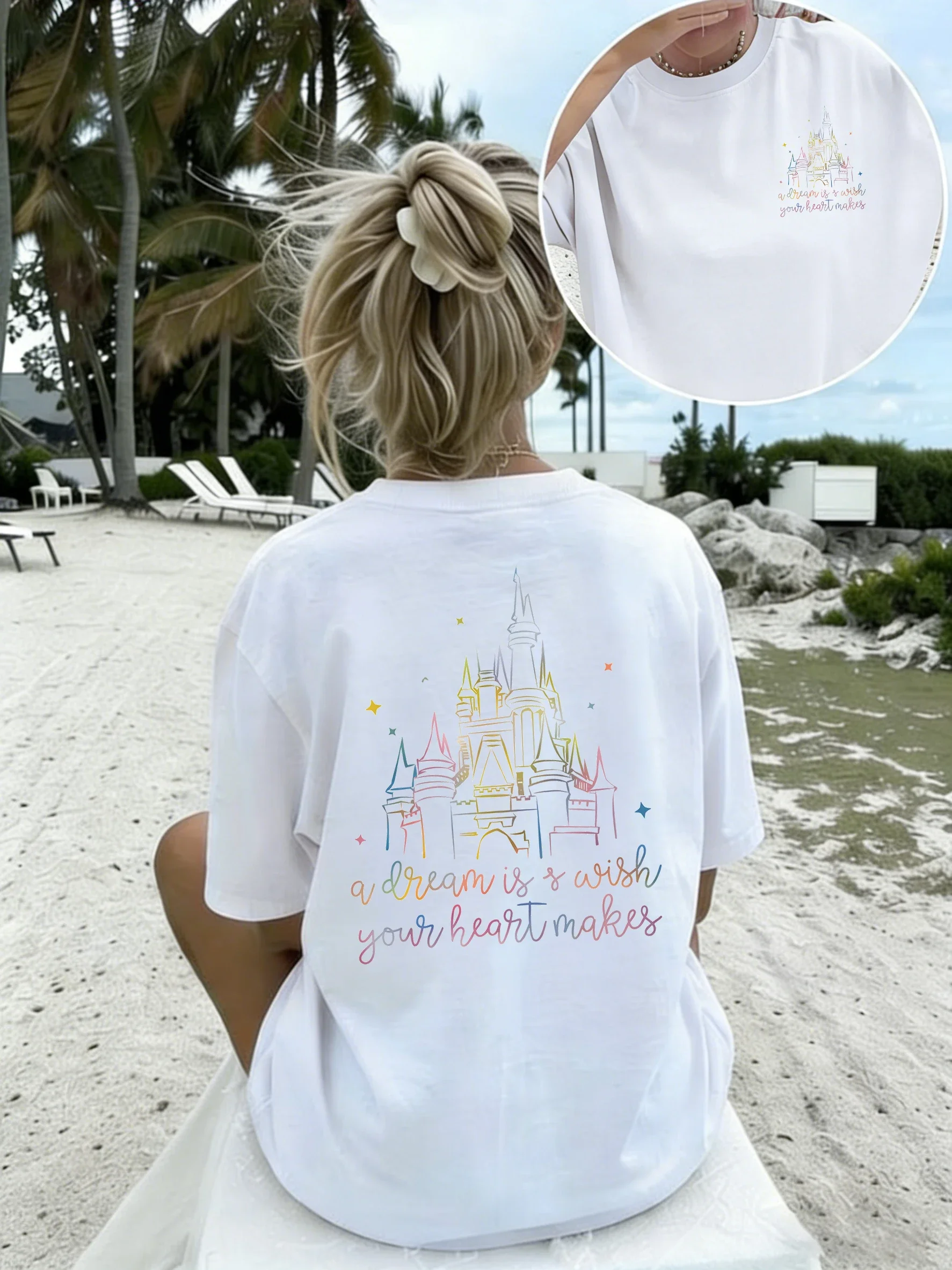 Sommer-T-Shirt für Damen mit Rundhalsausschnitt und kurzen Ärmeln, doppelseitiger Aufdruck „Rainbow Castle“ mit Schriftzug „A Dream Is A Wish Your Heart Makes“ – Detail 2