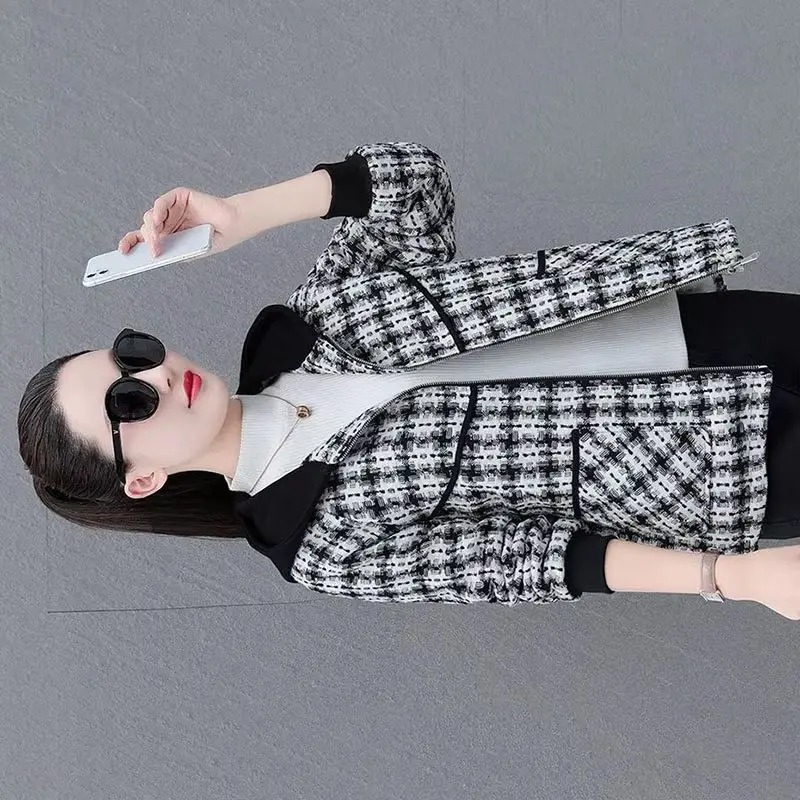 

Короткая куртка в клетку для мам среднего возраста, новинка 2025, зимнее бархатное теплое стеганое пальто с капюшоном, женские повседневные женские топы