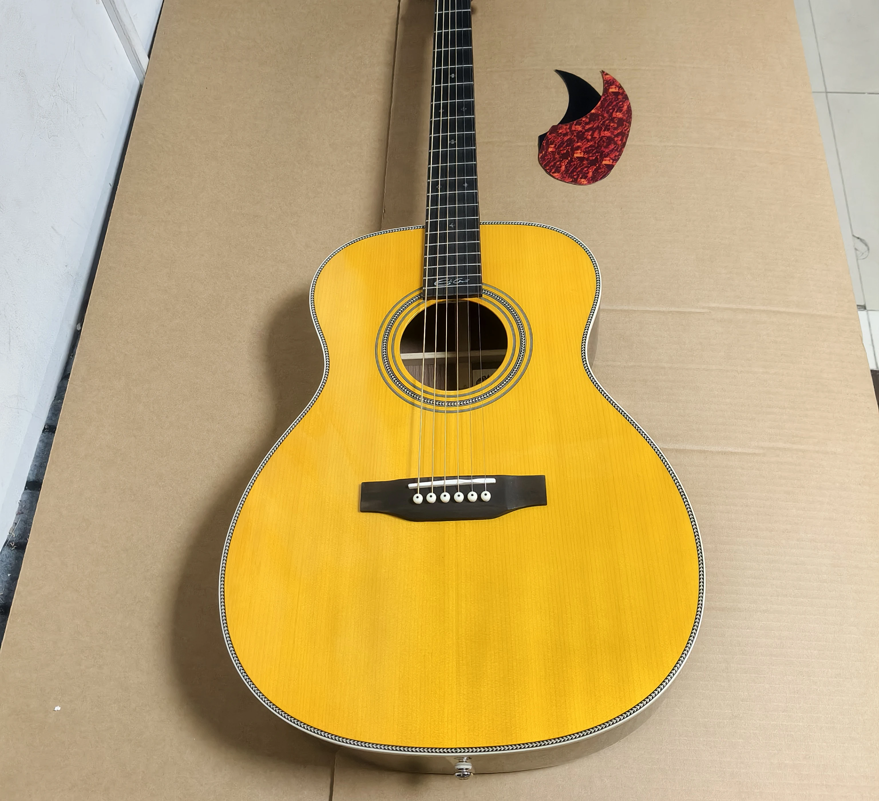 

Горячая новинка 2026: Акустическая гитара модели 28 EC с цельной еловой верхней декой, задней и боковыми частями из ламинированного палисандра, гриф из палисандра.