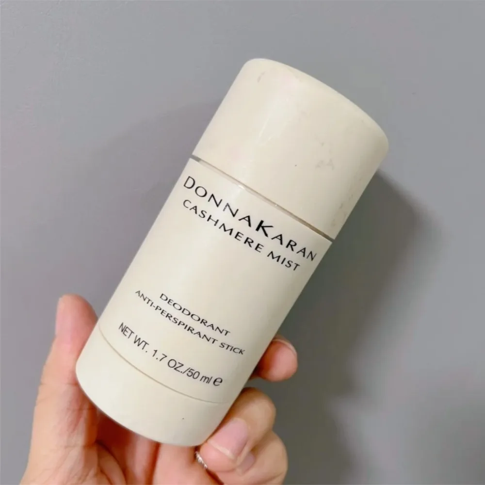 desodorante-em-bastao-donna-karan-50g-remocao-de-odor-corporal-e-suor-fragrancia-fresca-e-duradoura-para-todos-os-tipos-de-pele-secagem-rapida-sem-residuo-branco