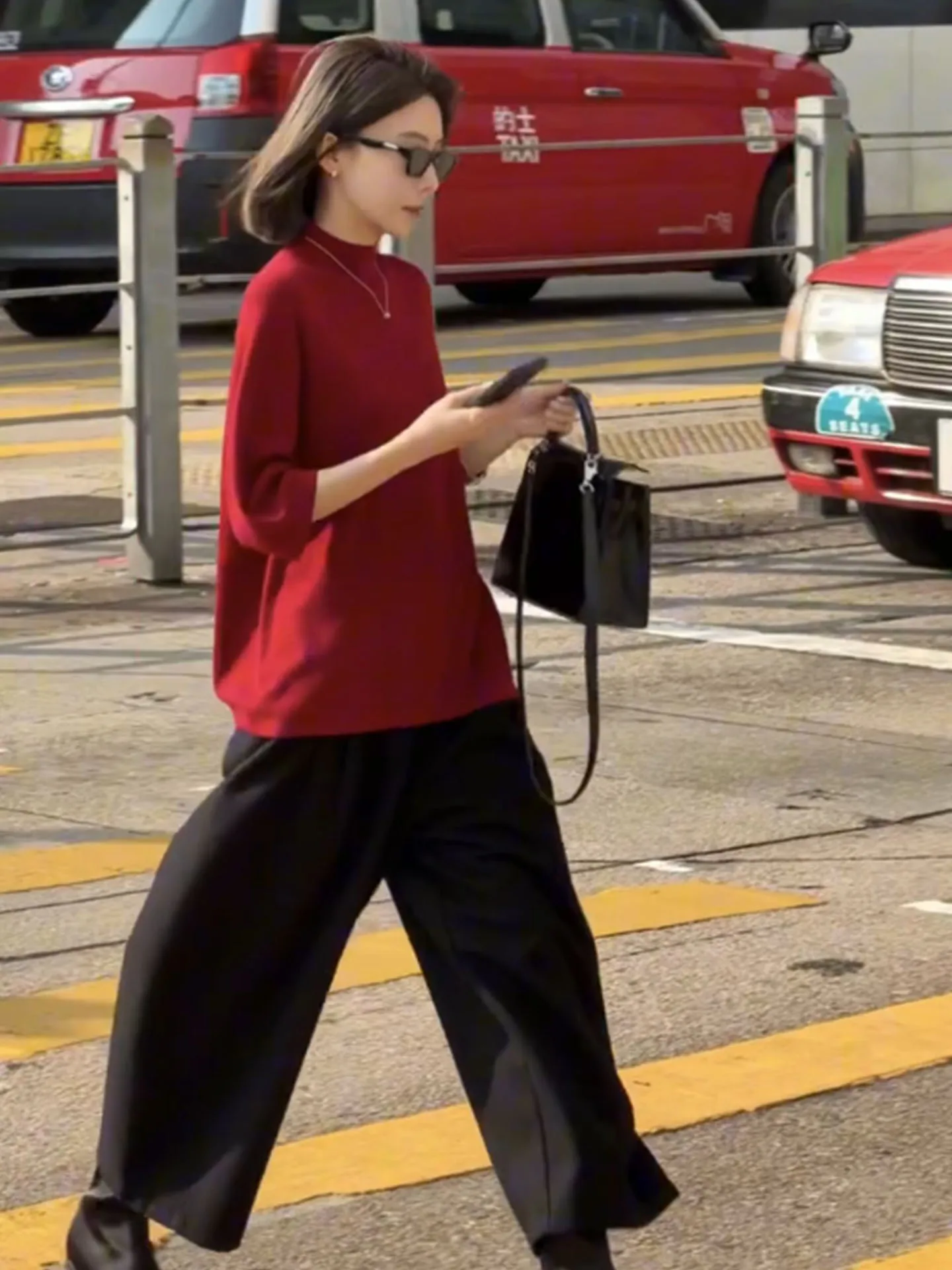 

Повседневный комплект из красного топа и широких брюк для женщин: модный, стройнящий, омолаживающий, весна 2026, комплект из двух предметов, брюки с высокой талией, длинные брюки