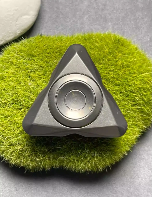 

Second-hand product EDC Small Triangle V1 Titanium Alloy fingertip gyroscope Decompression toys