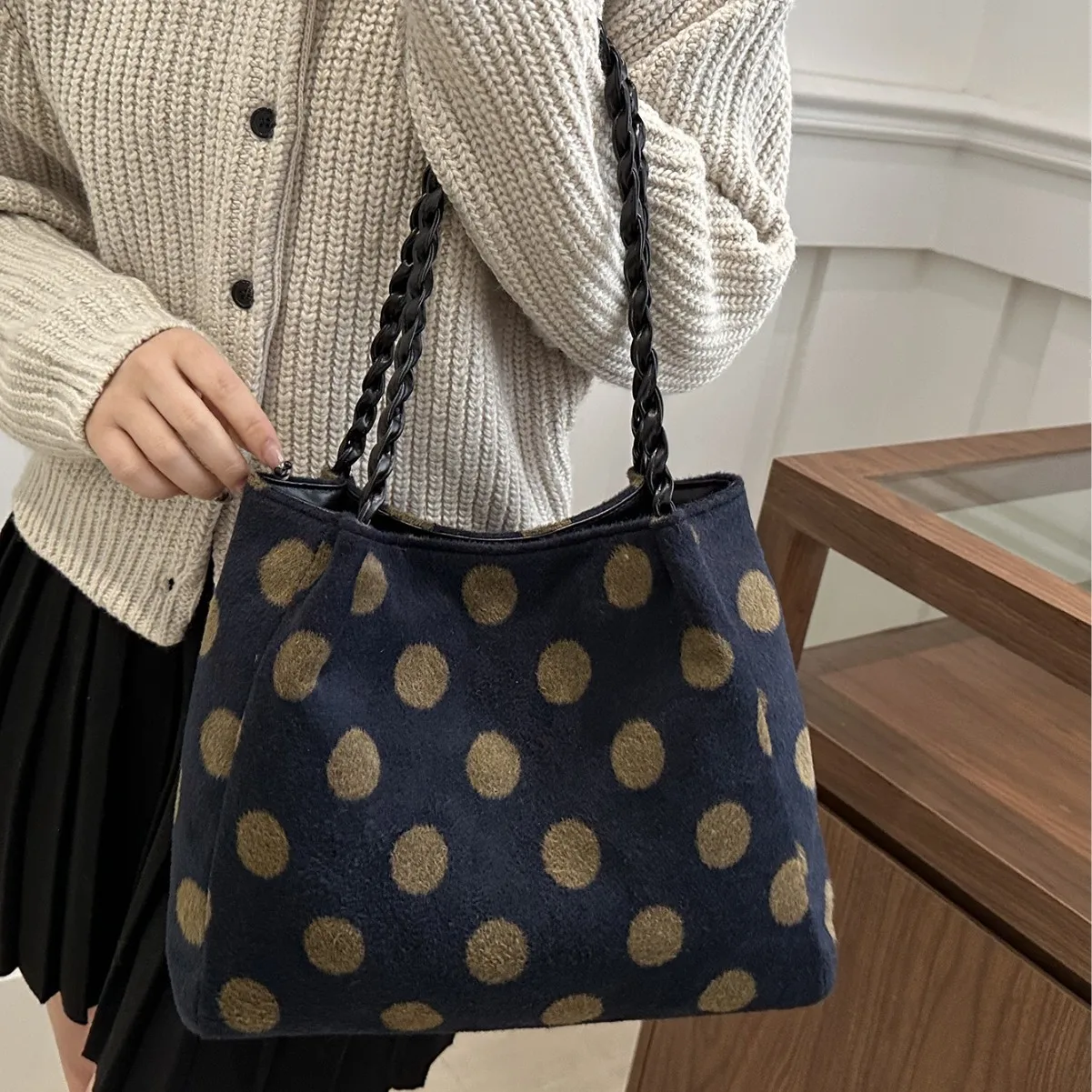 New Winter Women's Woolen Polka Dot Tote Bag, Large Capacity Thick Chain Shoulder Handbag, Retro Casual Commuter Shopping Bag