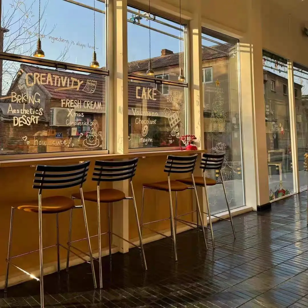 Деревянные минималистичные барные стулья, кремовый балкон, пластиковые барные стулья, дизайн, скандинавский шезлонг, уникальная мебель, профессиональная парикмахерская