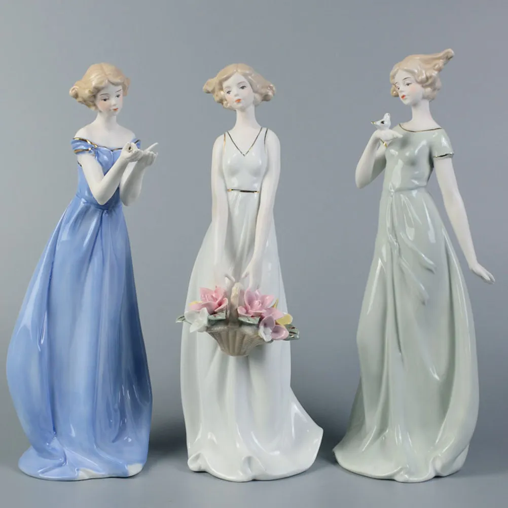 

Керамическая фигурка ручной работы «Девочка с гобеленом» синего цвета, настольное украшение, декор для дома, изящное изделие, украшение для интерьера