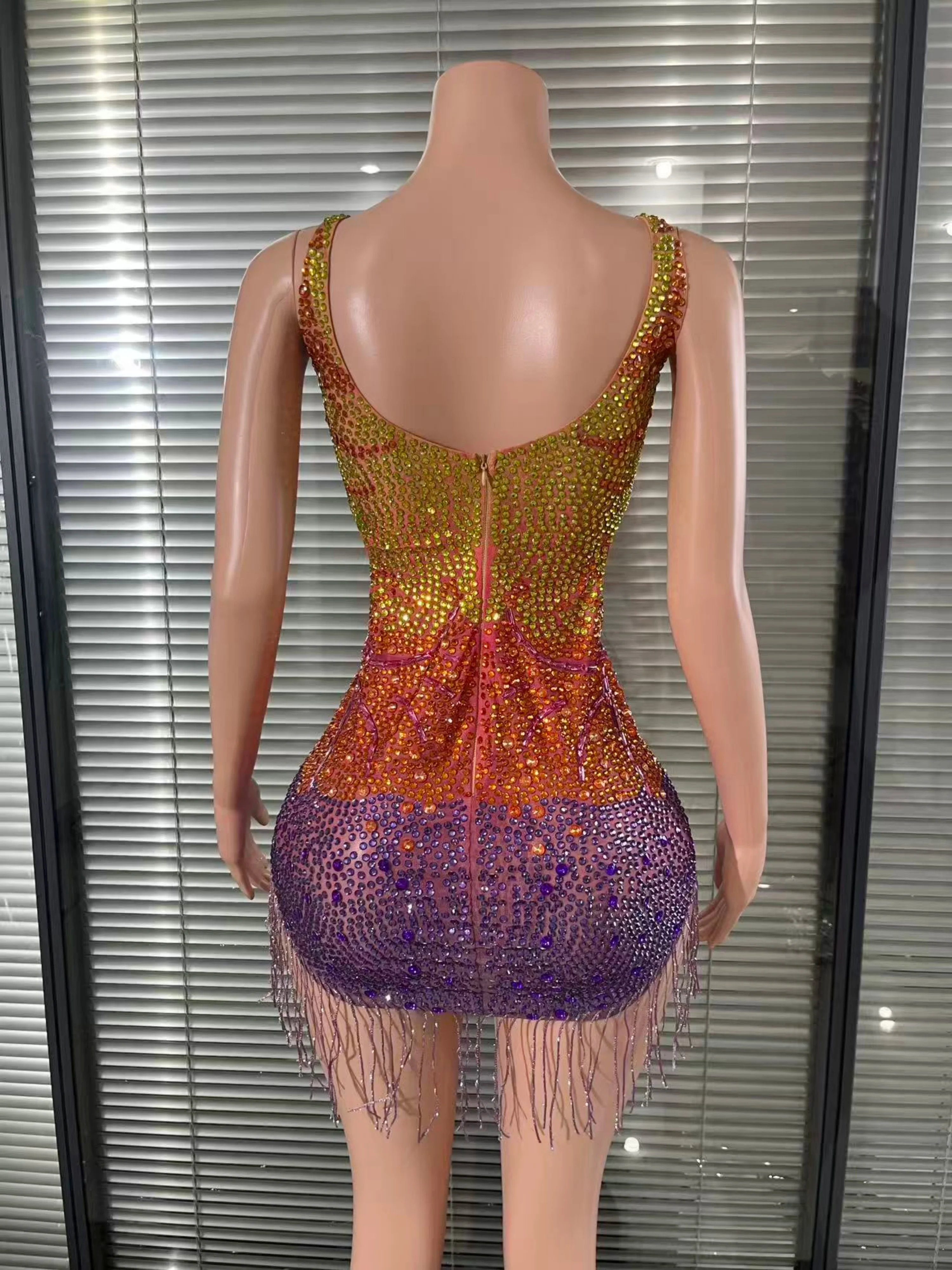 Sofisticato abito corto con nappe ritagliate con strass colorati su misura Abito da compleanno per club in costume da spettacolo di danza sexy da donna