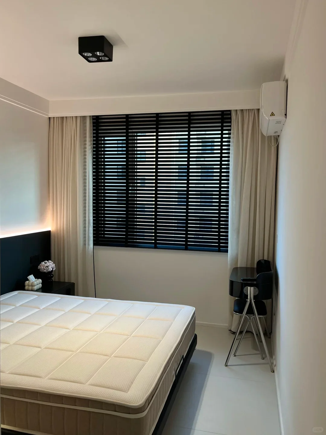Electric Room Darkening Aluminum Blinds with Child Safe Design Durable Slats Finish Waterproof for Office Buildings