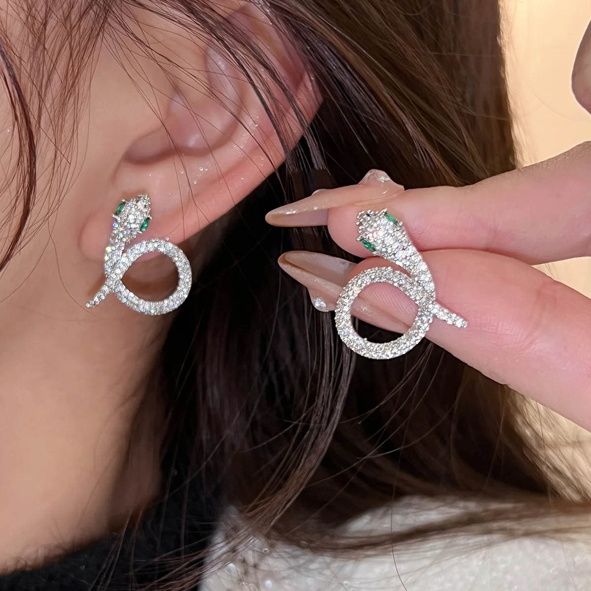 

Изысканные серьги в форме змеи с цирконием для женщин, креативные серьги нестандартной геометрической формы в виде животных, элитные украшения для офиса и вечеринок, подарок