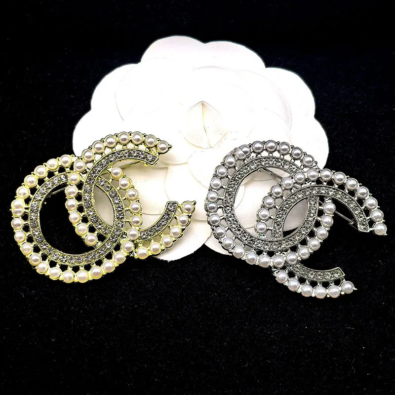 Pin de pecho clásico doble C, moda de lujo, perla incrustada, diamante completo, estilo de fragancia pequeña, estilo retro, universal para hombres y...