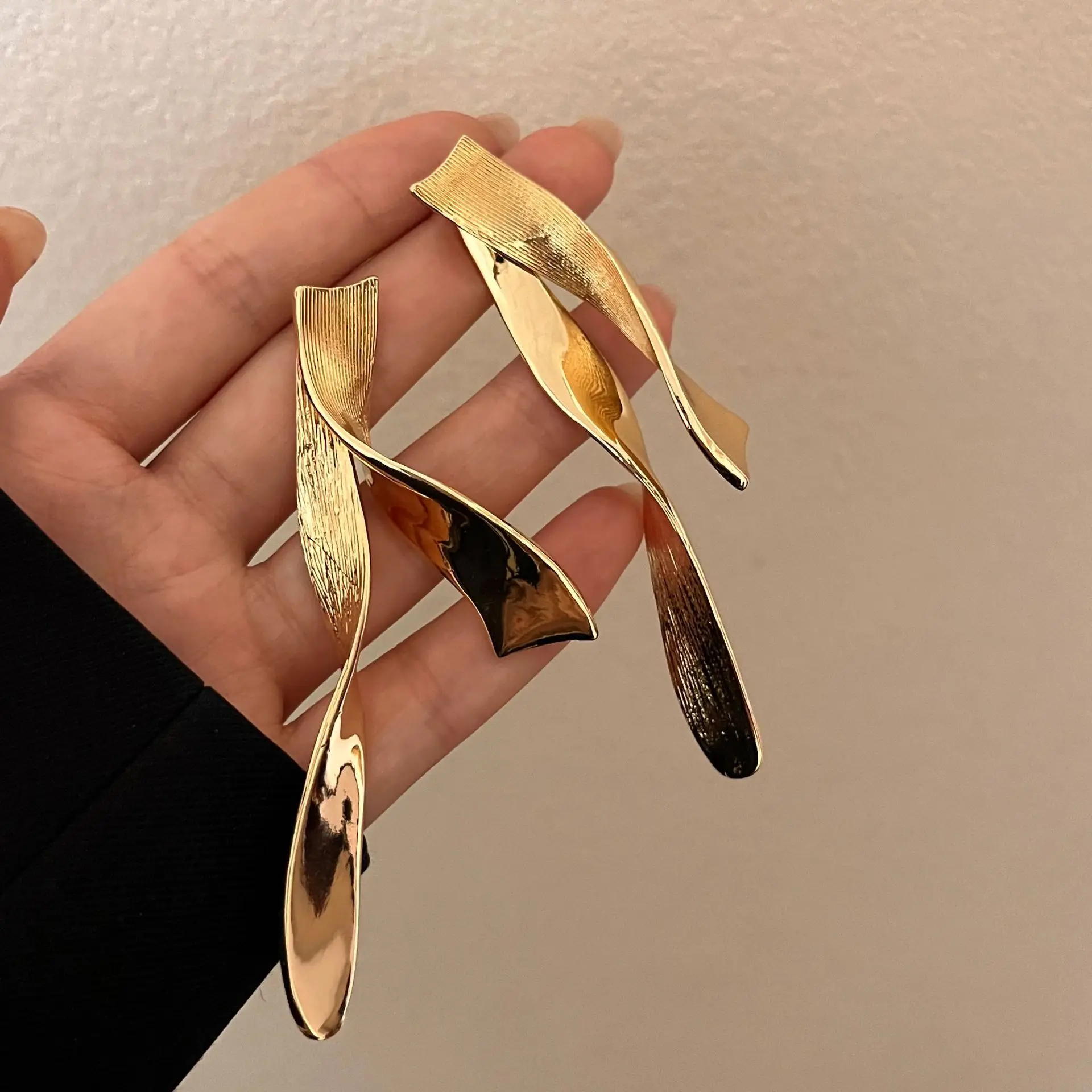 Unique Irregular Metal Twisted Corrugated Long Hanging Earrings for Women Ms European American Personality Vintage Jewelry Gifts