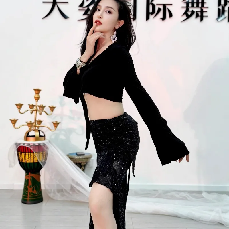 ชุดฝึกซ้อมระบำหน้าท้องแบบสวีกัลสั่งทำพิเศษ เสื้อแขนผ่าผูกโบว์คู่ พร้อมกางเกงลูกไม้ชายระบายใหญ่ผ้าไหมวิบวับ