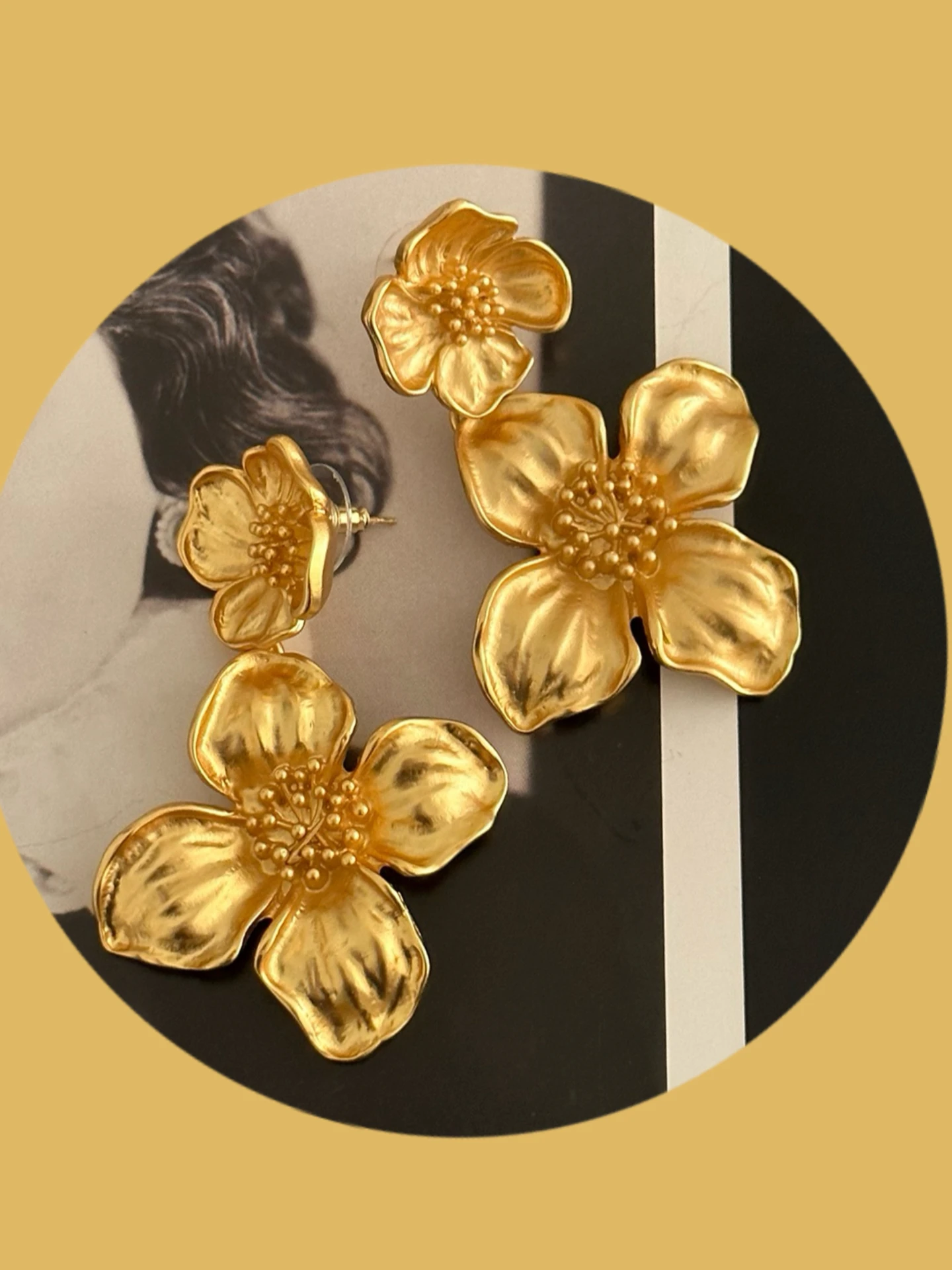 

Fashionable gold flowers, exaggerated temperament, high-end feel, handmade versatile 925 silver needle earrings for women