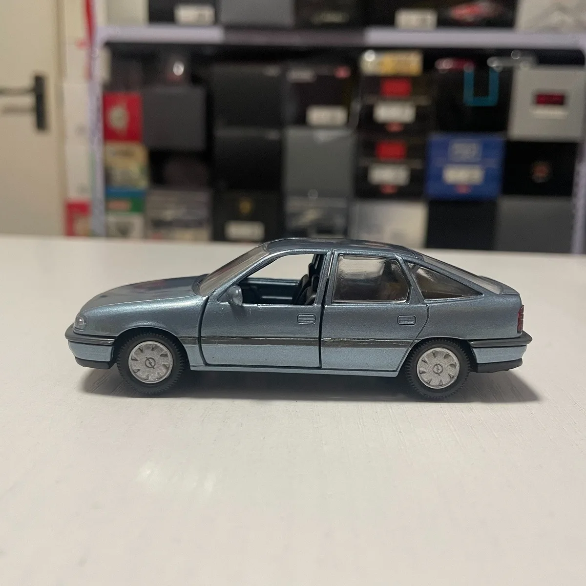 Diecast 1:43 Scale Opel Vectra Alloy Car Model Collection Souvenir Display Ornaments Vehicle Toy